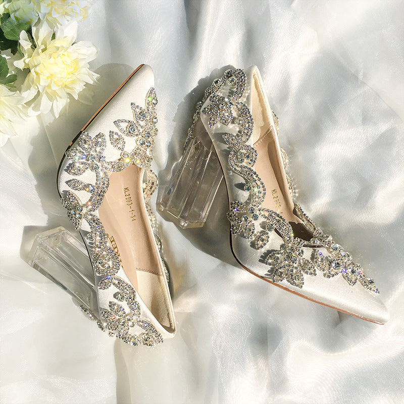 Chaussures à talons hauts pointues en satin et strass pour femmes