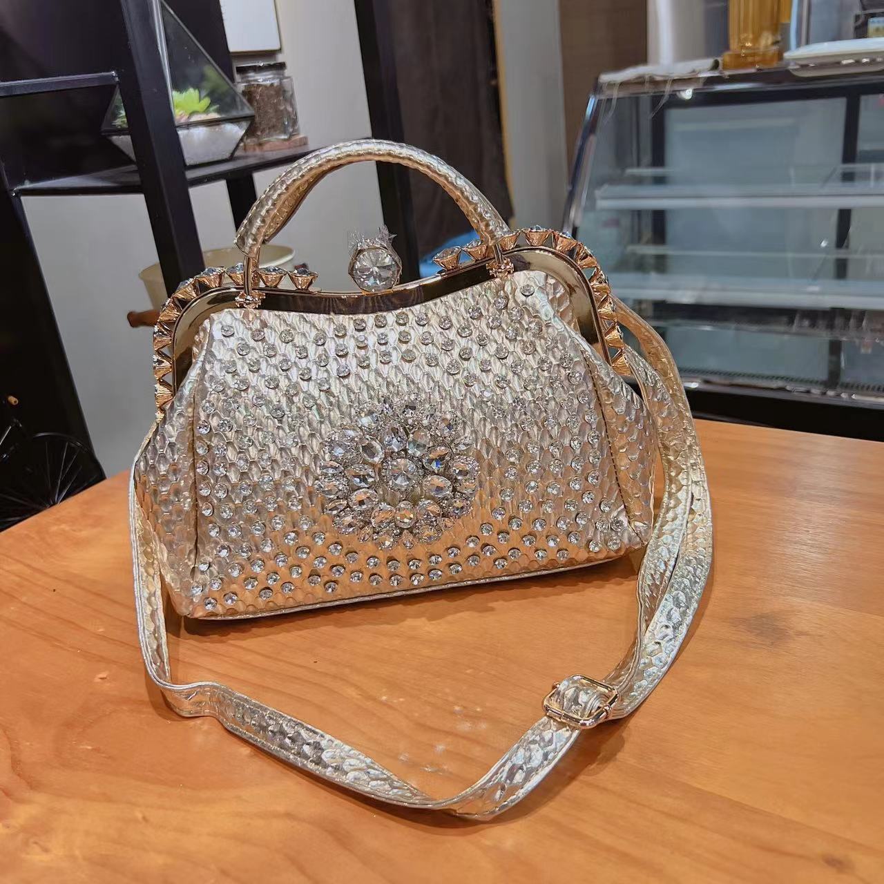 Bolso bandolera de gran capacidad con incrustaciones de diamantes