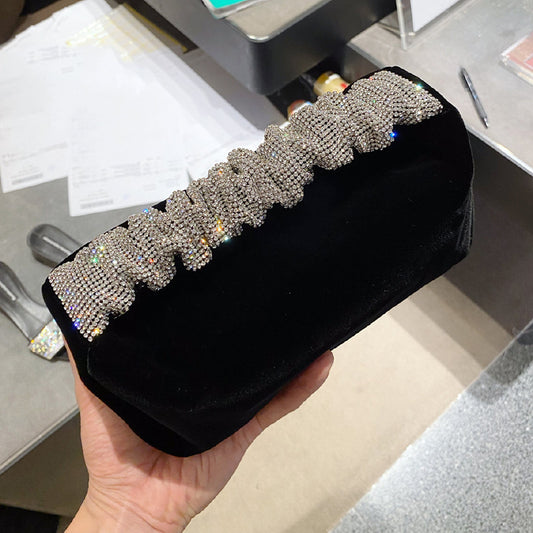 Bolso de mano de terciopelo con asa de diamante