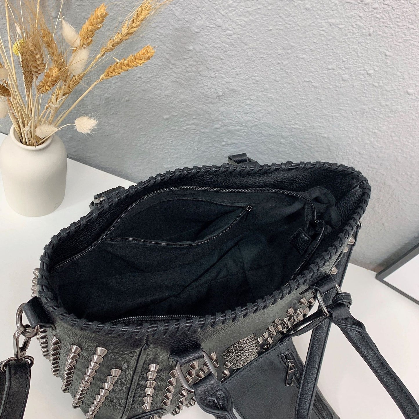 Sac à main tendance à une épaule avec rivets en diagonale et tête de mort