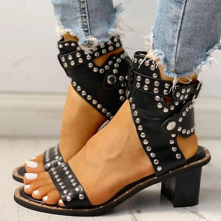 Sandalias de tacón grueso con hebilla de cinturón y remaches de moda para mujer