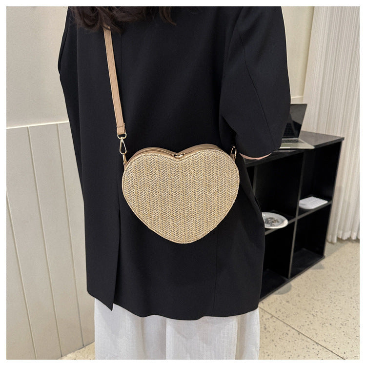 Bolso bandolera mini con forma de corazón y diseño de paja