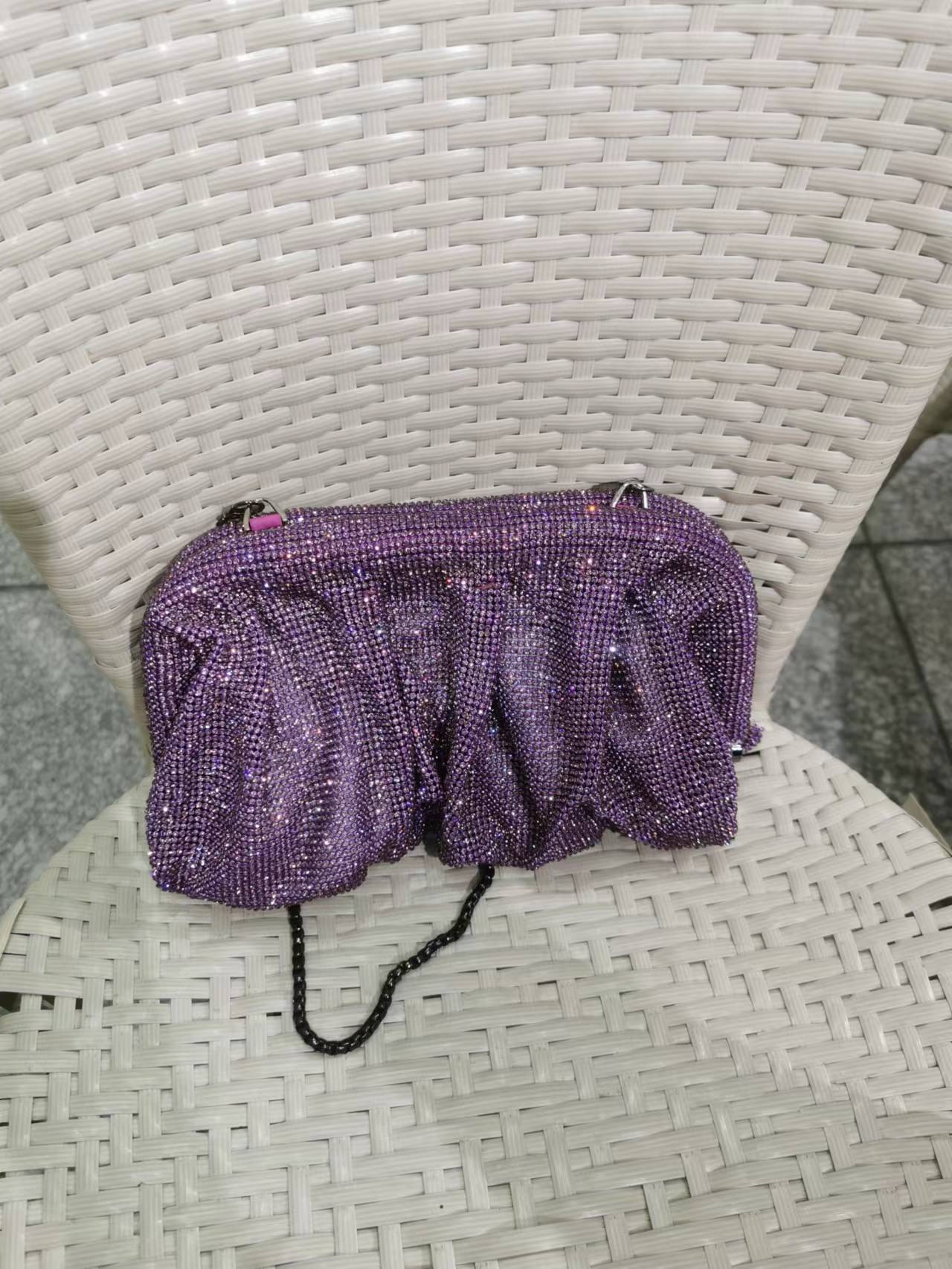 Pochette pour femme avec clip en strass et illusion de mode