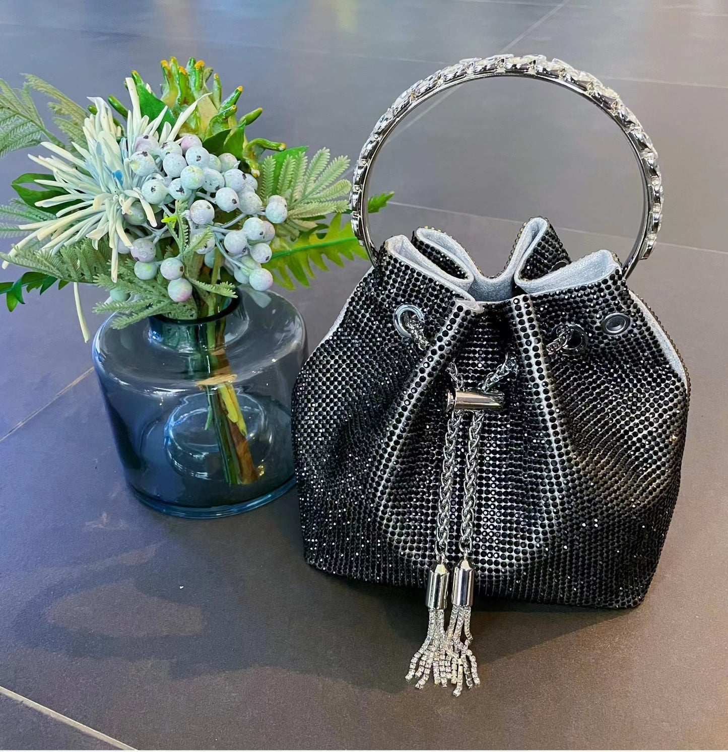 Bolso de mano con borlas de arcoíris y diamantes brillantes