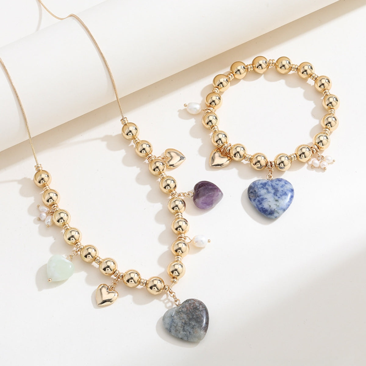 Collar de corazón bañado en oro con piedra natural