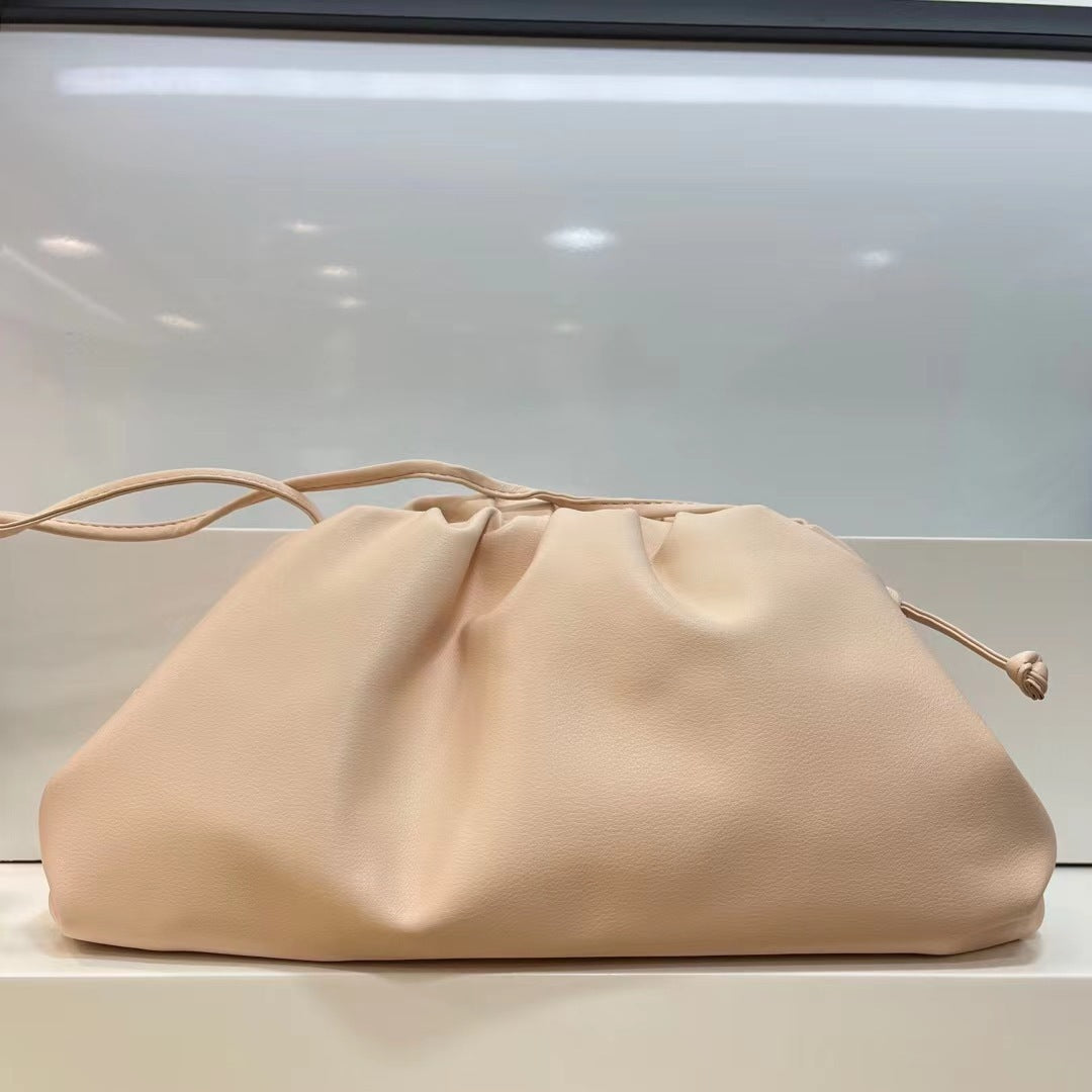 Sac à main en cuir à une épaule et bandoulière plissée en forme de nuage