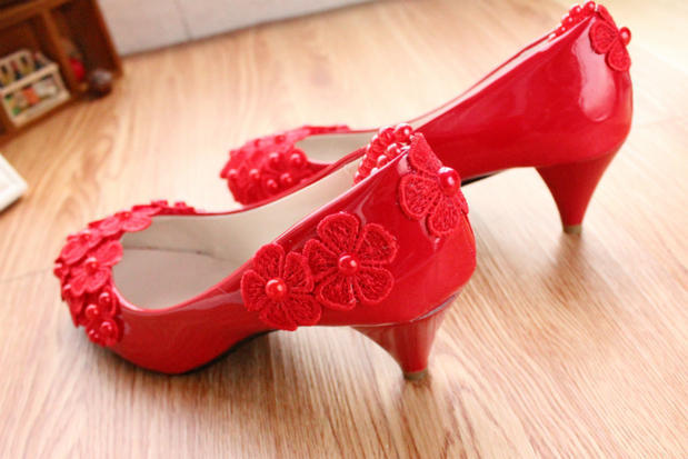 Zapatos de novia rojos con tobilleros de perlas, zapatos de mujer de talla grande