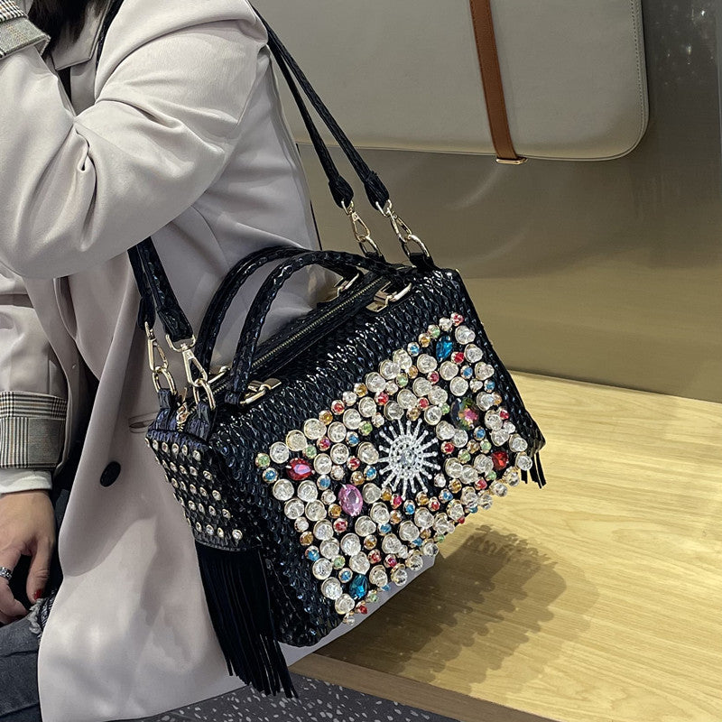 Sac à main avec strass grande capacité porté sur une épaule