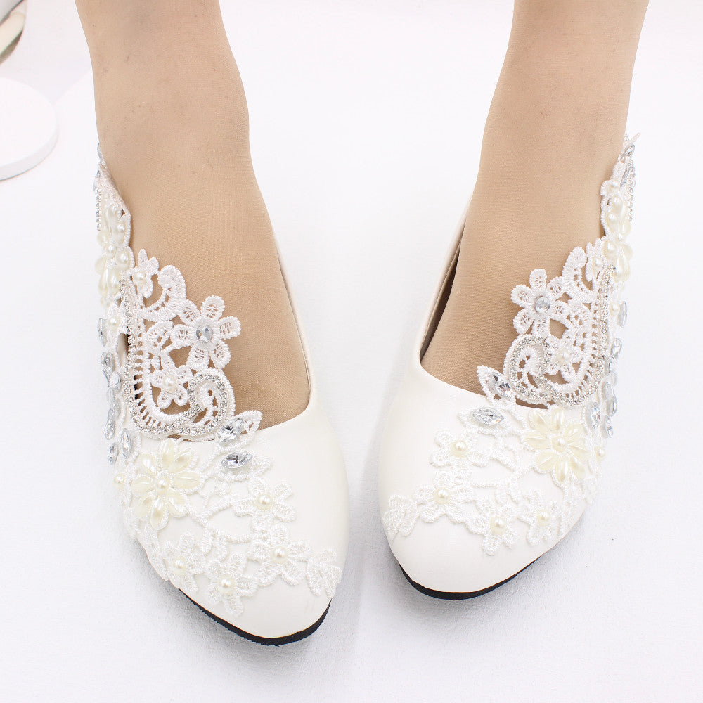 Zapatos de boda blancos de tacón alto con encaje y diamantes de imitación