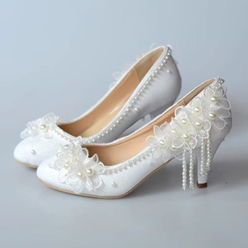 Chaussures de demoiselle d'honneur de mariage à talons hauts en dentelle blanche avec pompon