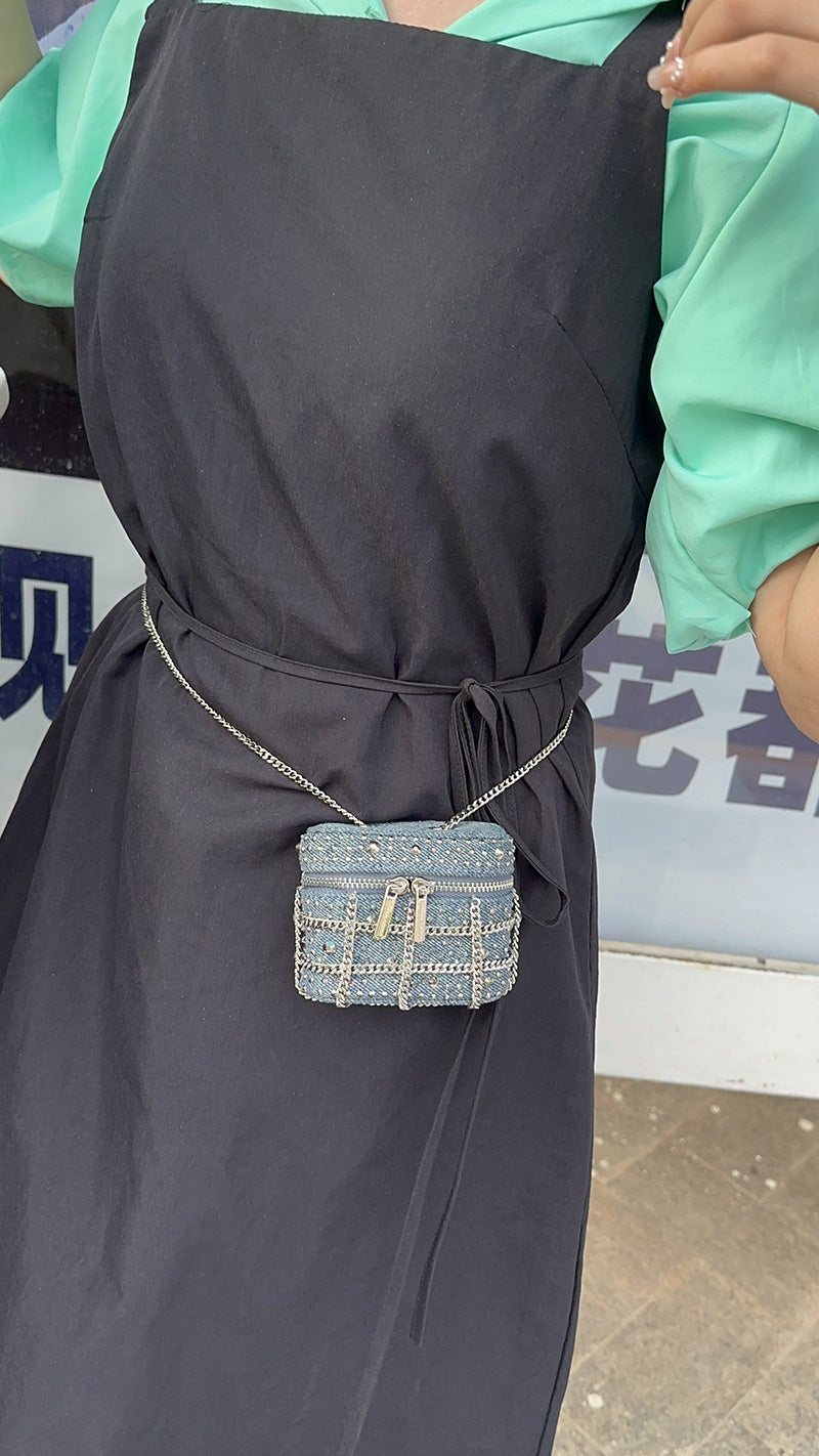 Mini sac à bandoulière avec pendentif en jean