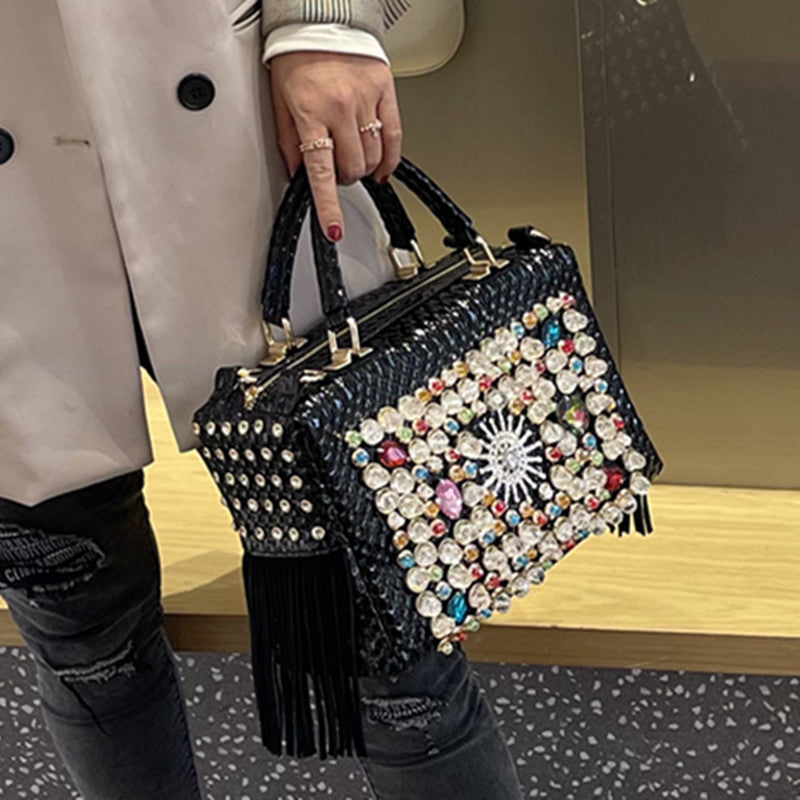 Sac à main avec strass grande capacité porté sur une épaule