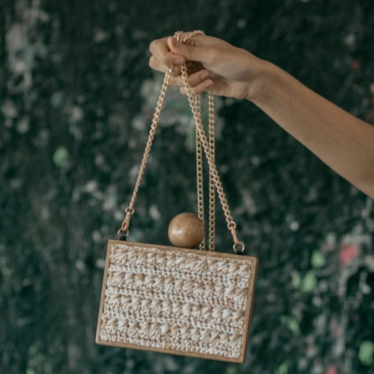 Bolsa de playa cuadrada con flecos de tejido de paja y bambú