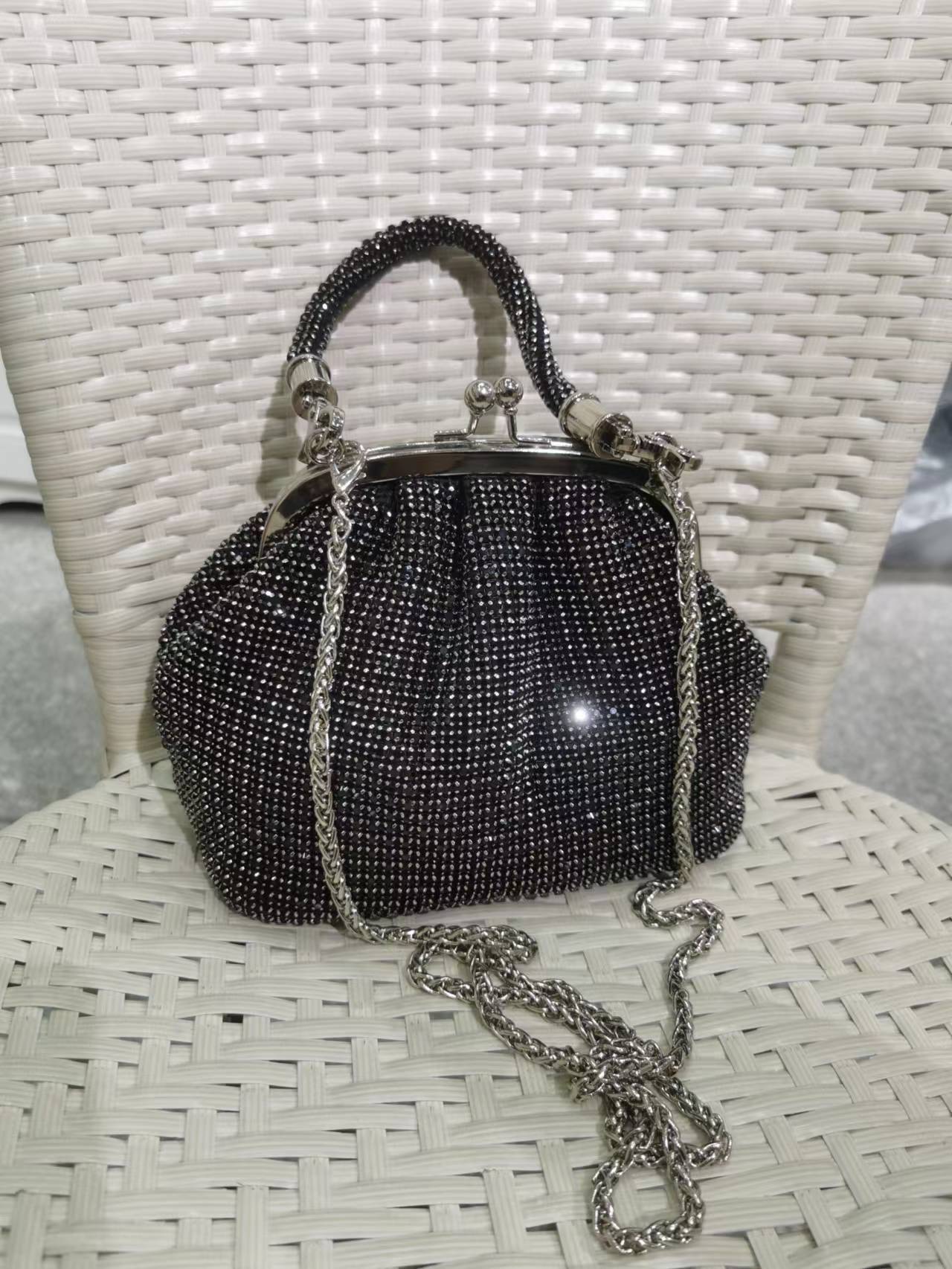 Bolso de mano con incrustaciones de diamantes y diamantes de imitación