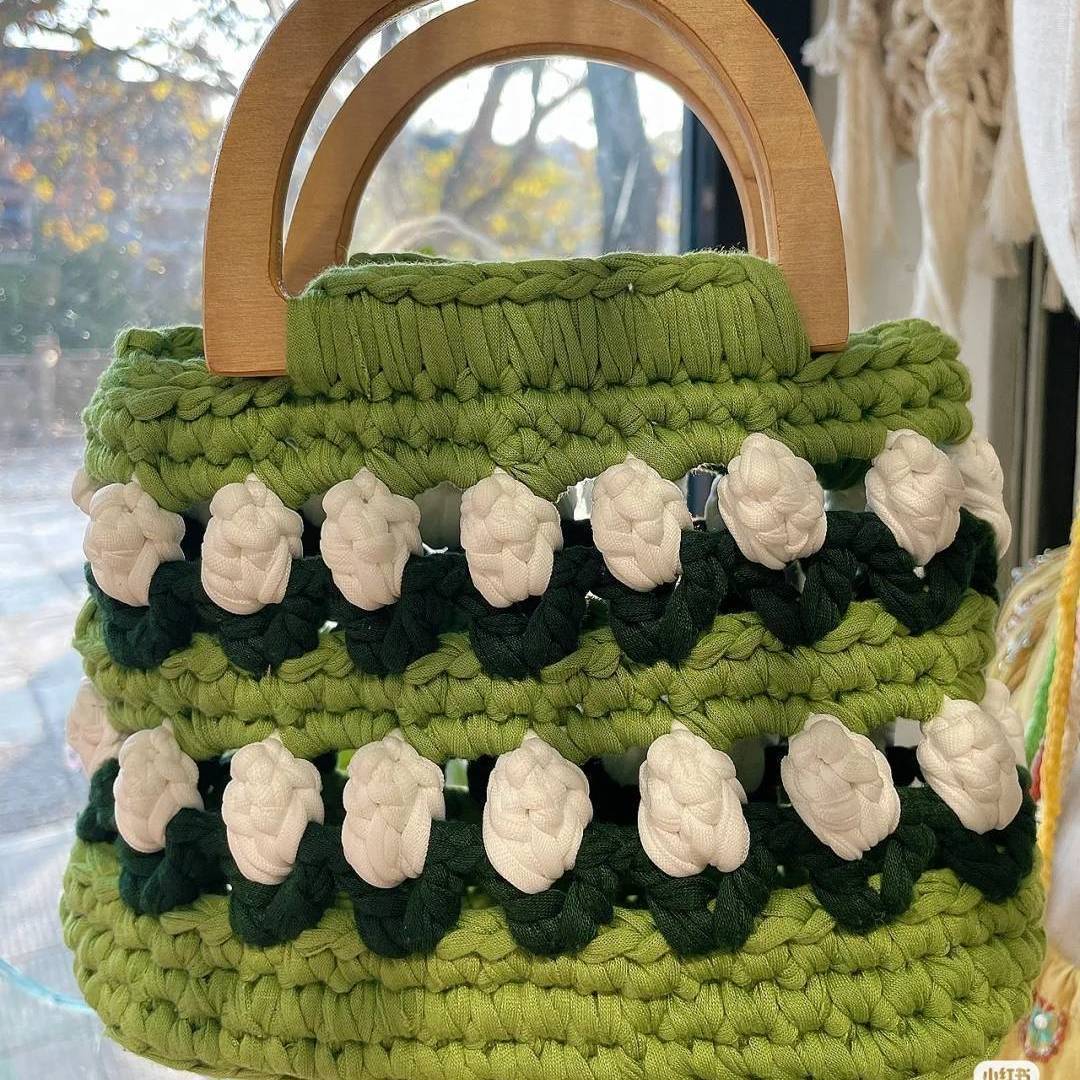 Bolsos de mano con tulipanes para tejer a crochet en tendedero