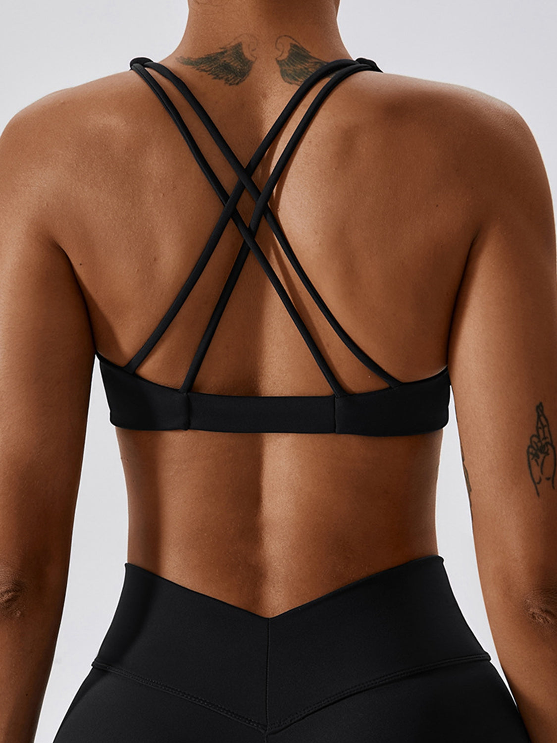 Soutien-gorge de sport torsadé sans manches à col en V pour le yoga