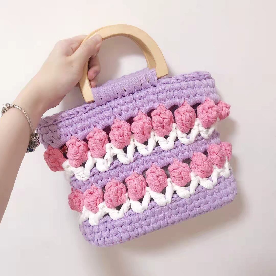 Bolsos de mano con tulipanes para tejer a crochet en tendedero