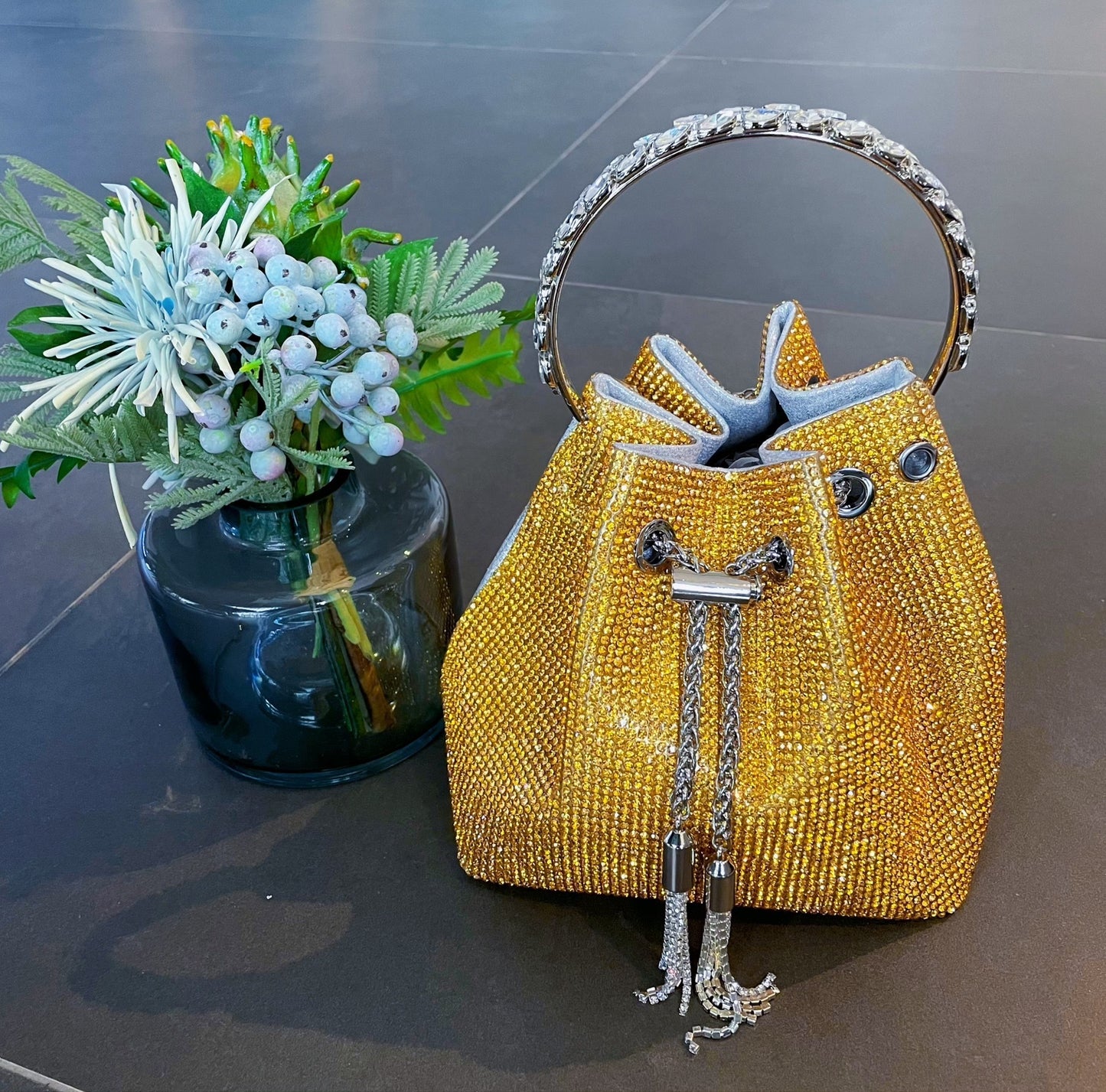 Bolso de mano con borlas de arcoíris y diamantes brillantes