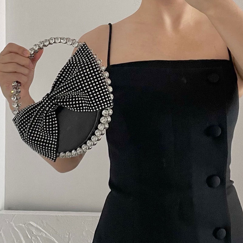 Le même sac avec un nœud de pochette en diamant