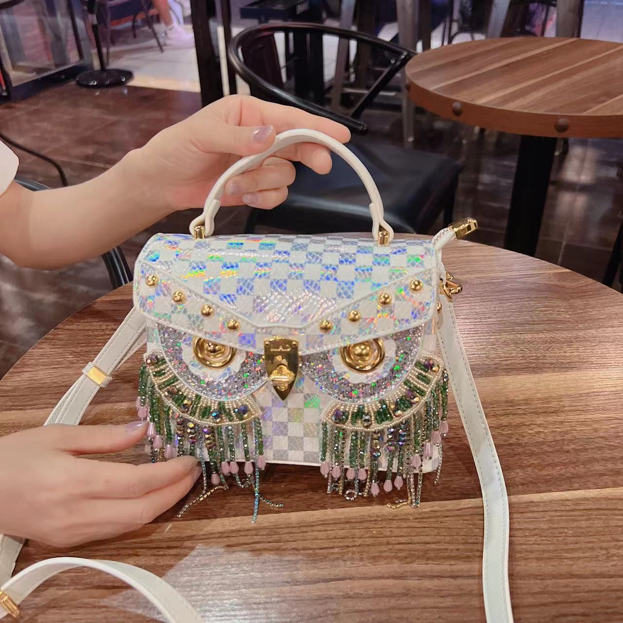 Bolso bandolera de un solo hombro con diseño de tablero de ajedrez y diamantes