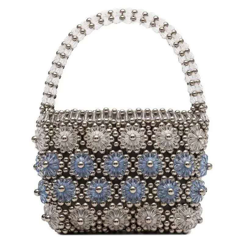 Bolso de mano con perlas y flores de crisantemo