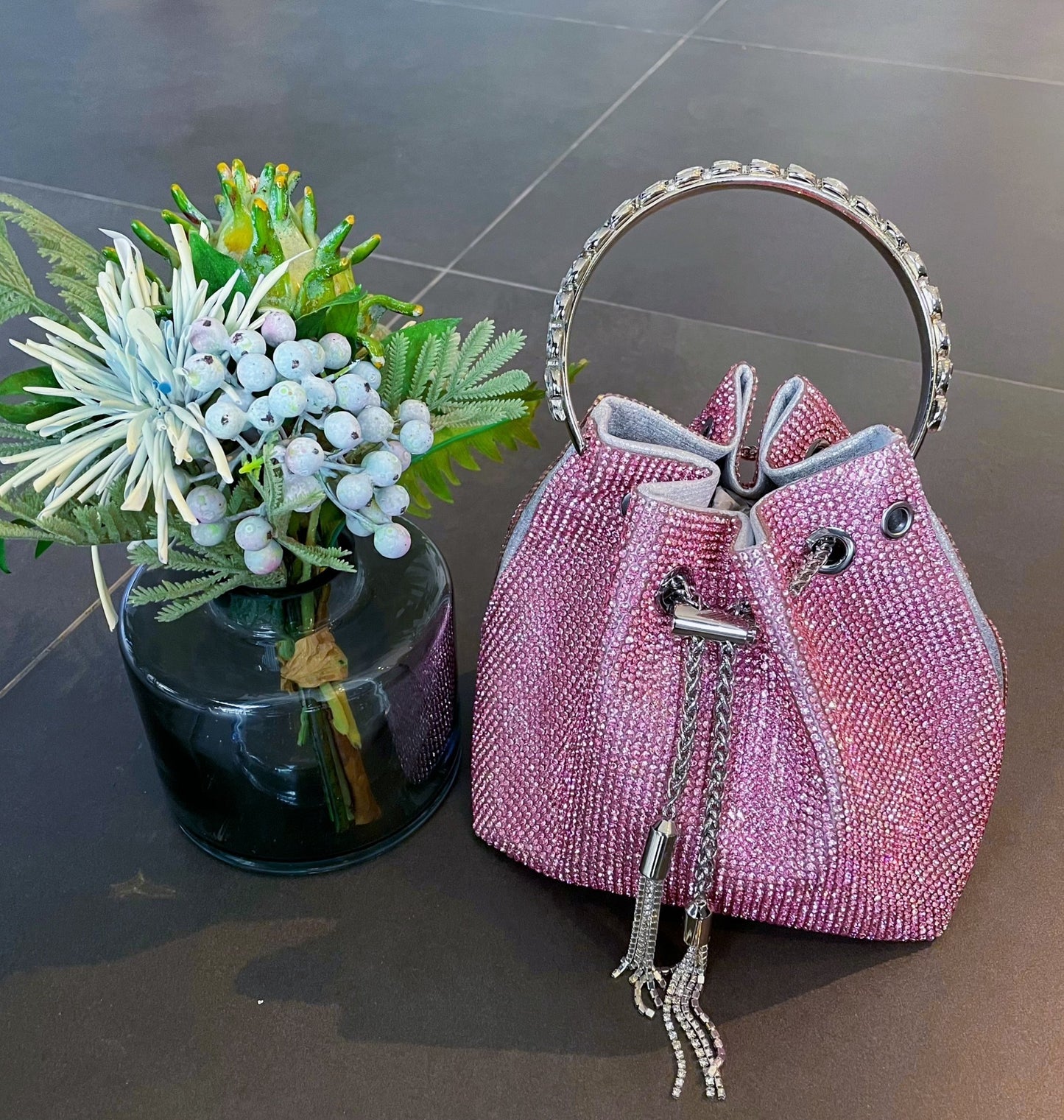 Bolso de mano con borlas de arcoíris y diamantes brillantes