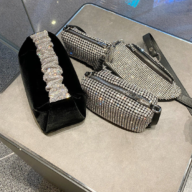 Bolso de mano de terciopelo con asa de diamante