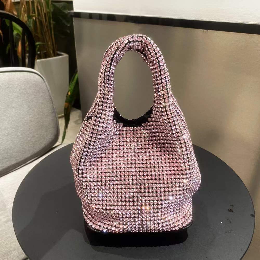 Sac seau avec gilet et chaîne en strass