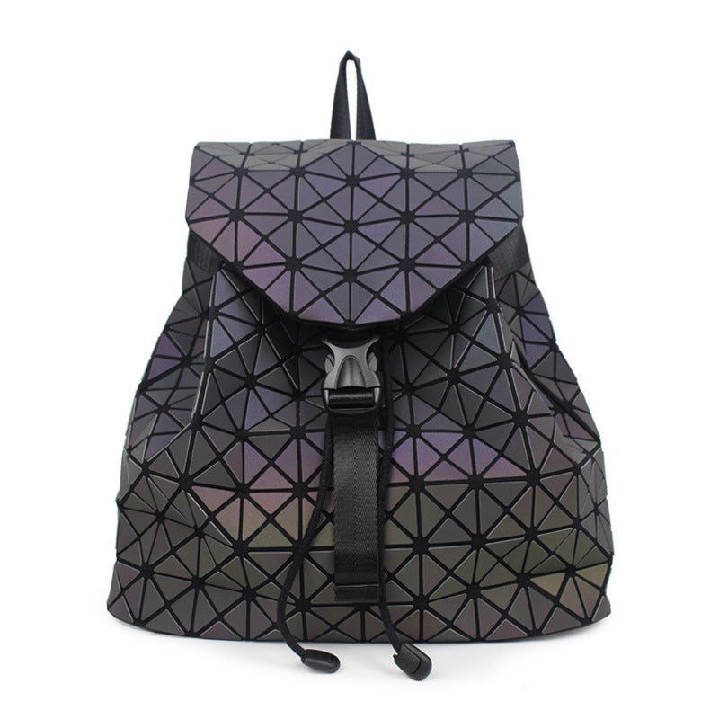 Mochila plegable con diseño geométrico y colorido en forma de rombo