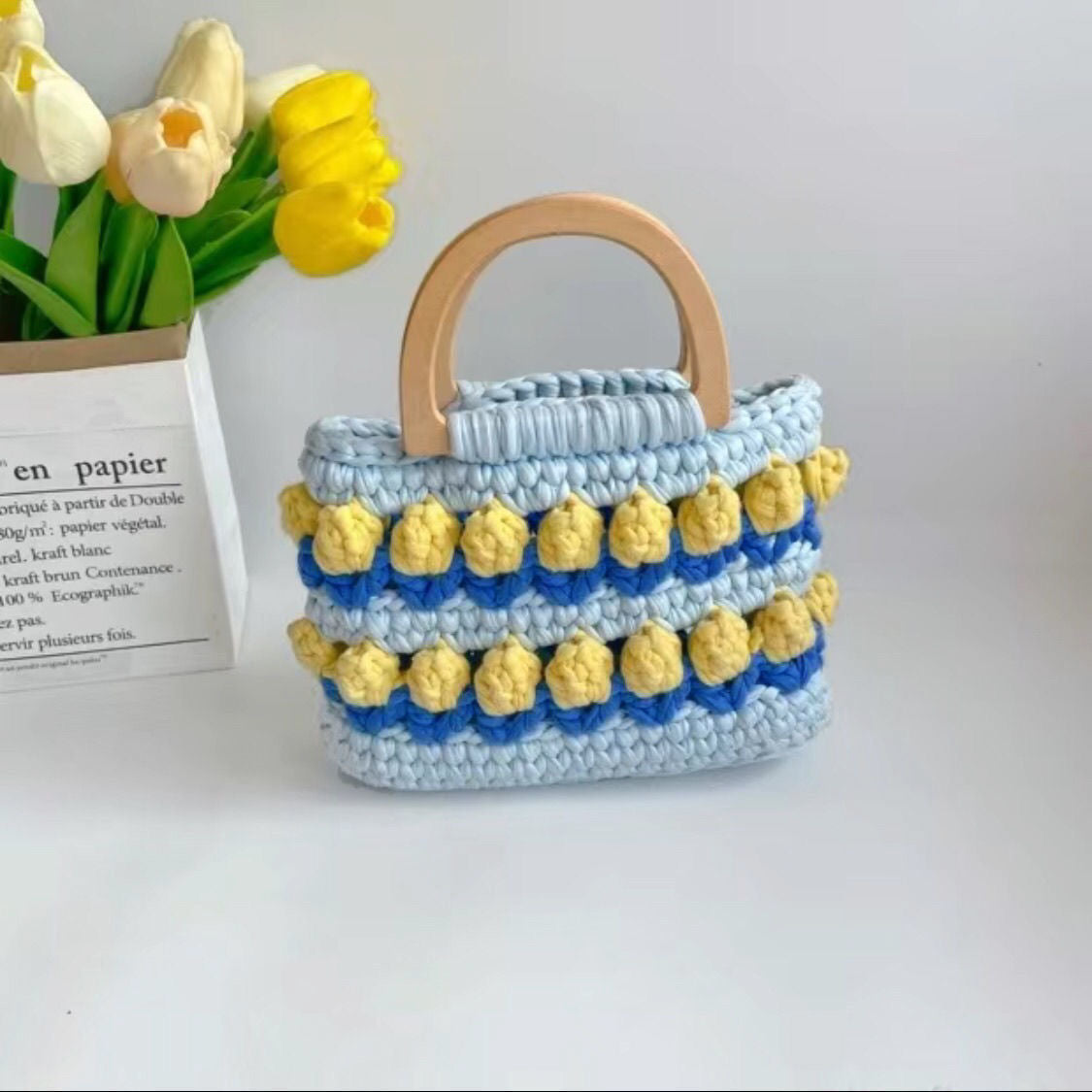 Bolsos de mano con tulipanes para tejer a crochet en tendedero