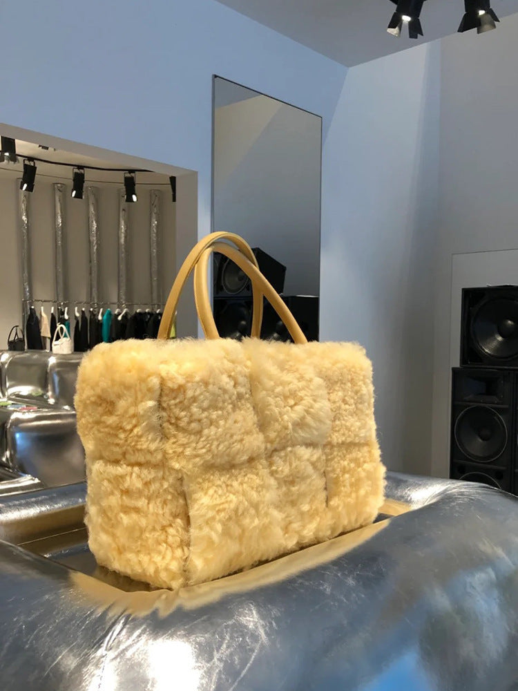 Sac à main tissé de grande capacité en peluche à une épaule