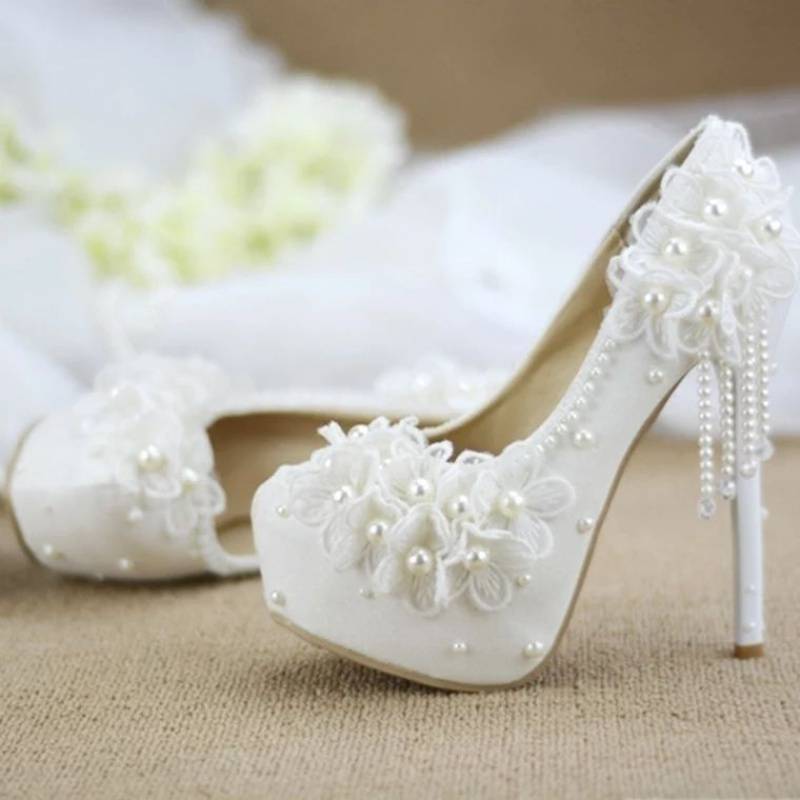 Chaussures de demoiselle d'honneur de mariage à talons hauts en dentelle blanche avec pompon