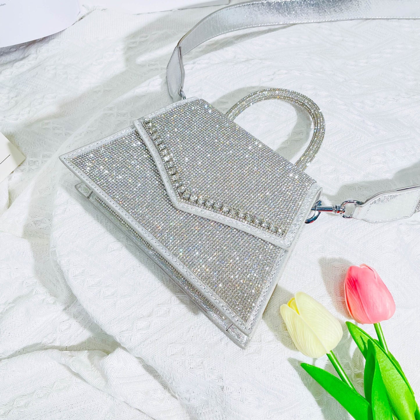 Sac à bandoulière carré de petite taille avec strass colorés