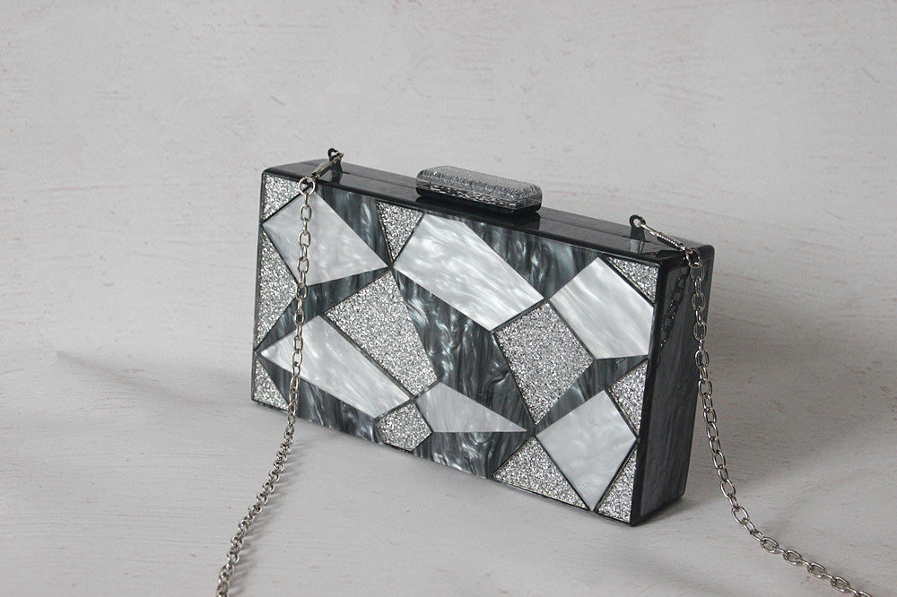 Pochette tendance en acrylique contrastée noire et blanche