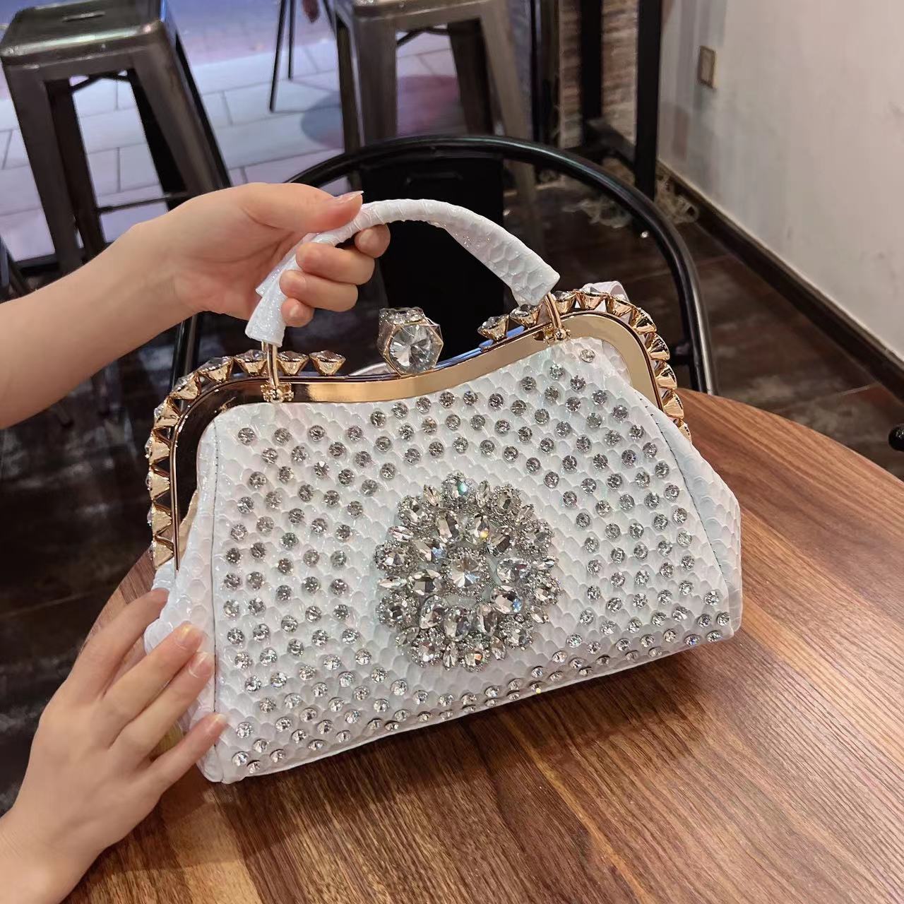 Bolso bandolera de gran capacidad con incrustaciones de diamantes