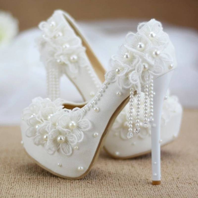 Chaussures de demoiselle d'honneur de mariage à talons hauts en dentelle blanche avec pompon