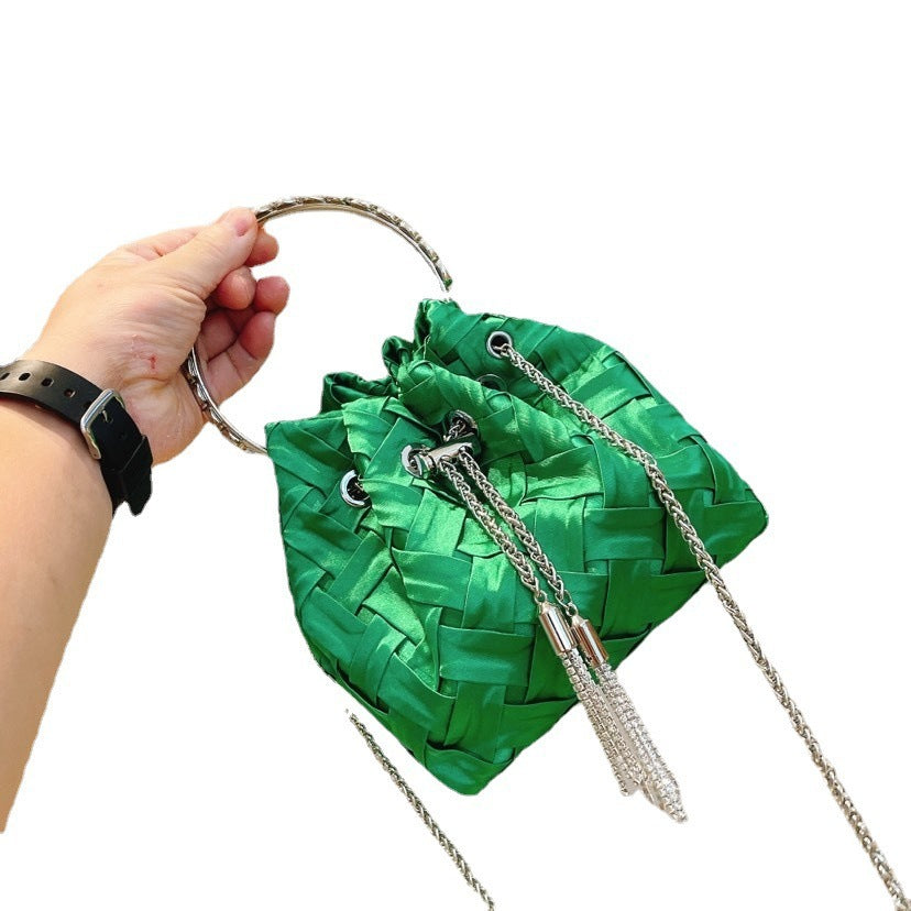 Bolso tejido con borlas y cadena con aros de diamantes de imitación