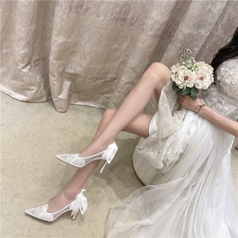 Zapatos de boda de tacón alto con punta en punta y encaje blanco