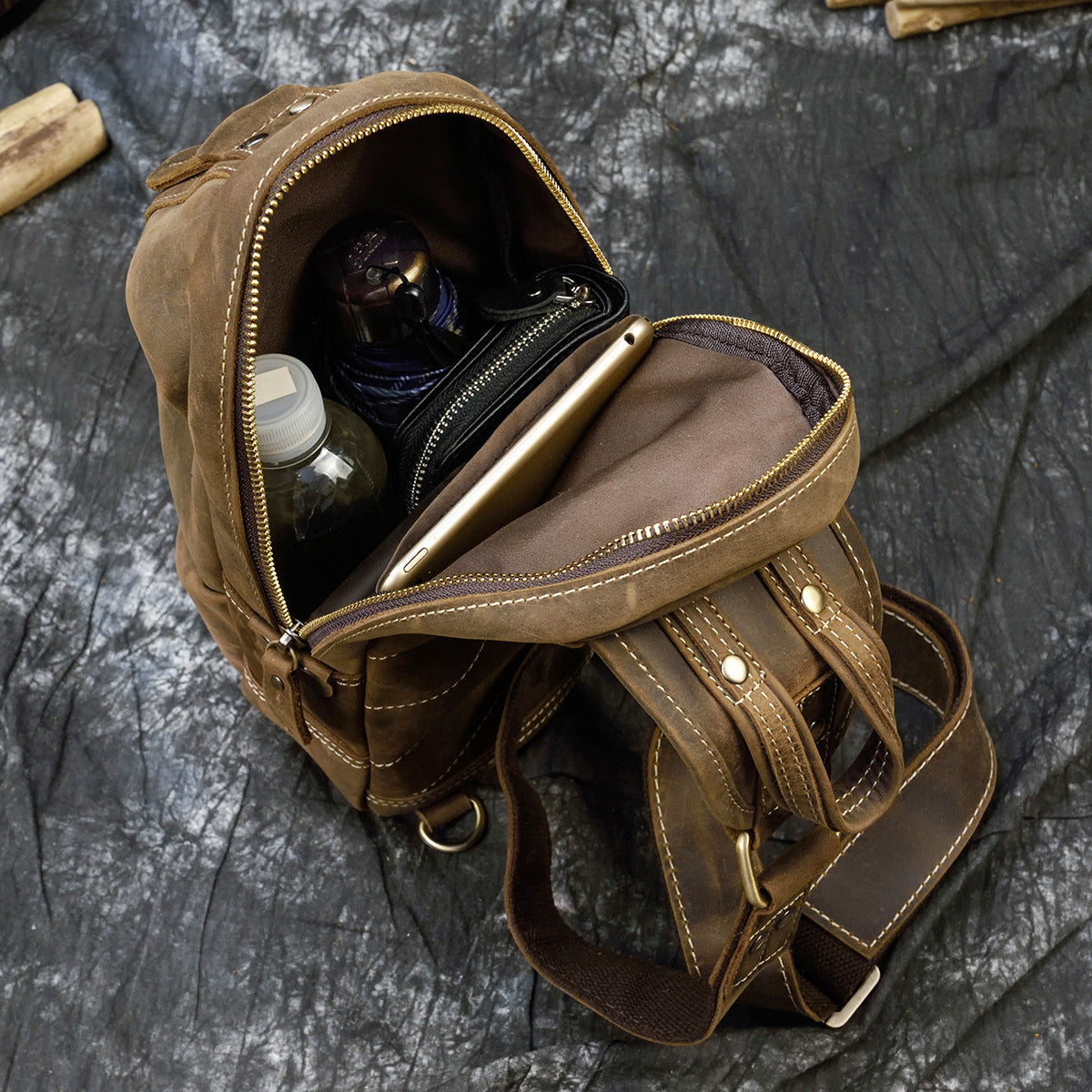 Sac de poitrine en cuir tendance pour homme avec grande capacité