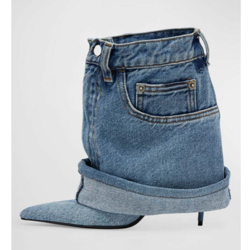 Bottines à talons aiguilles et jupe-pantalon en denim délavé à bout pointu