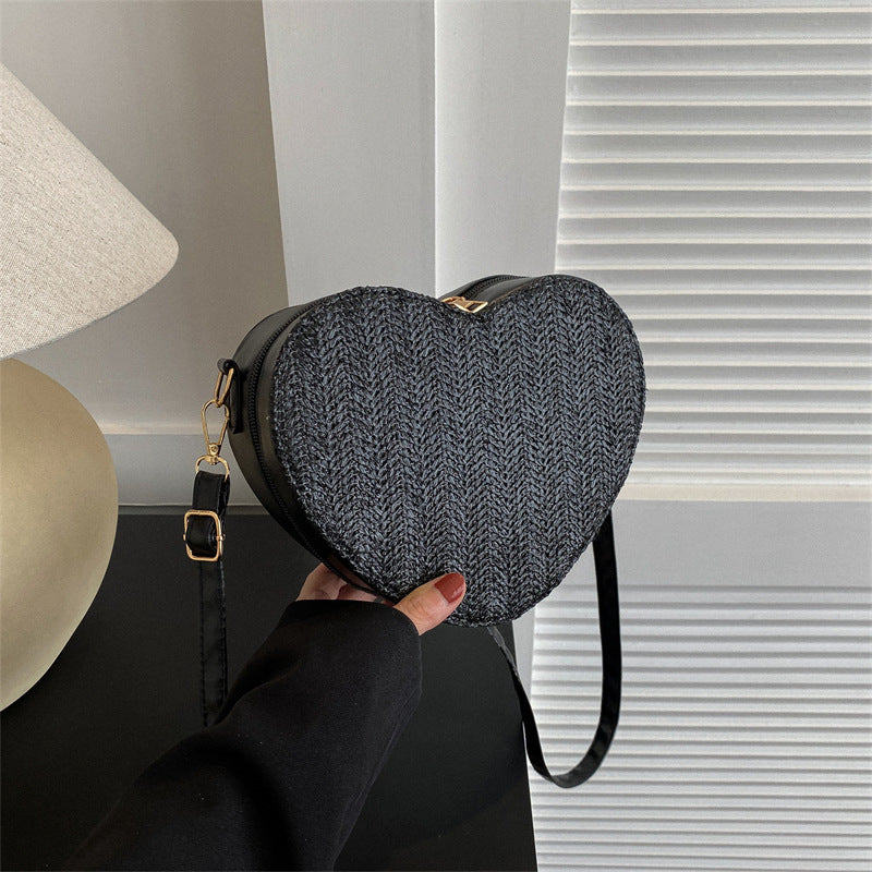 Bolso bandolera mini con forma de corazón y diseño de paja