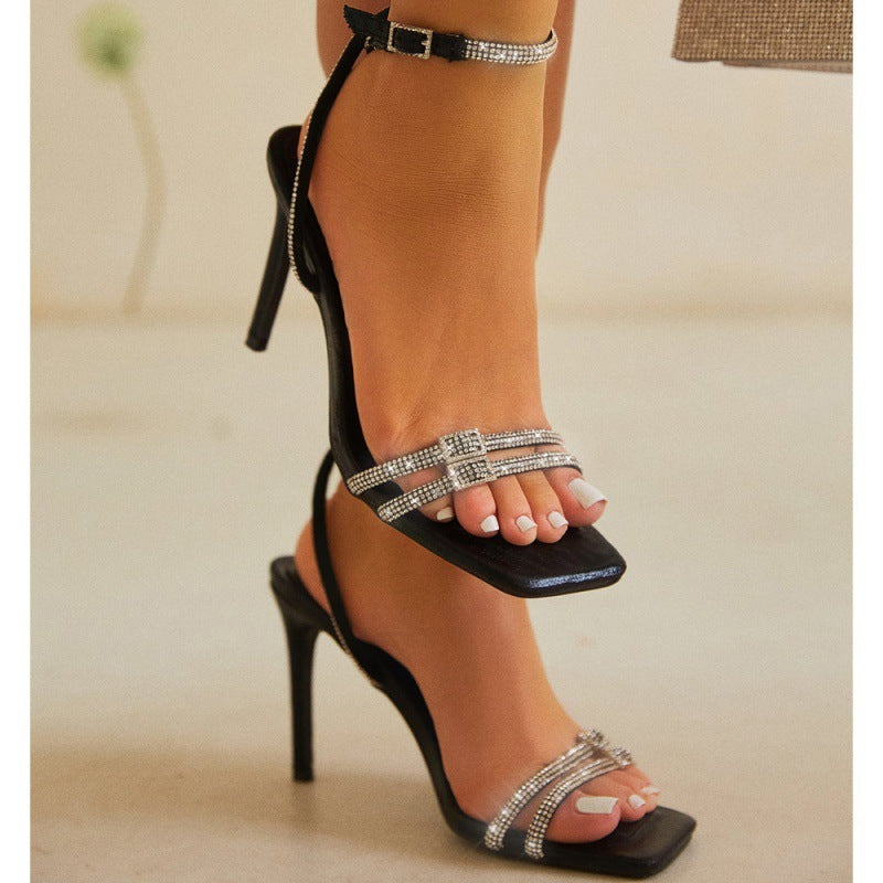 Sandales à talons hauts simples avec strass et ceinture fine à tête carrée