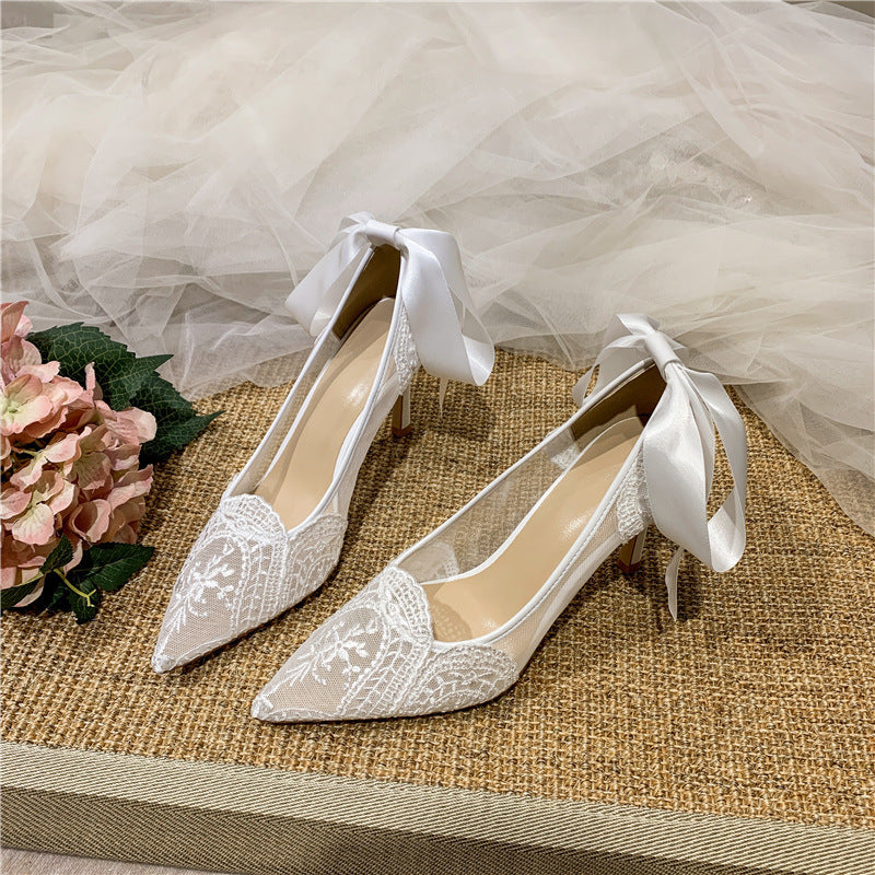 Zapatos de boda de tacón alto con punta en punta y encaje blanco