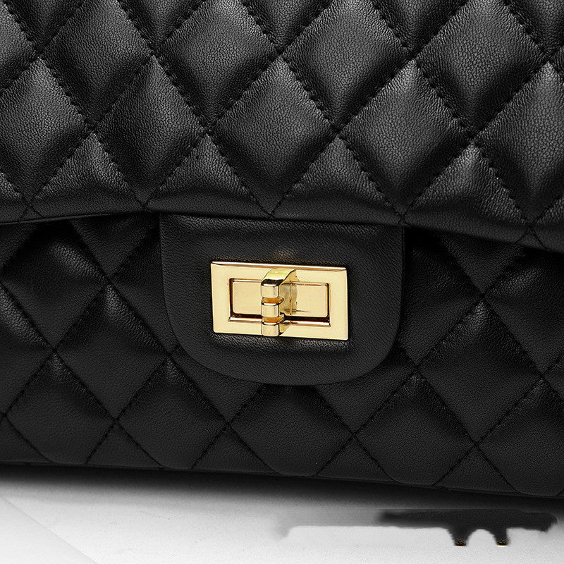 Bolso de mujer de piel con cadena y diamantes negros