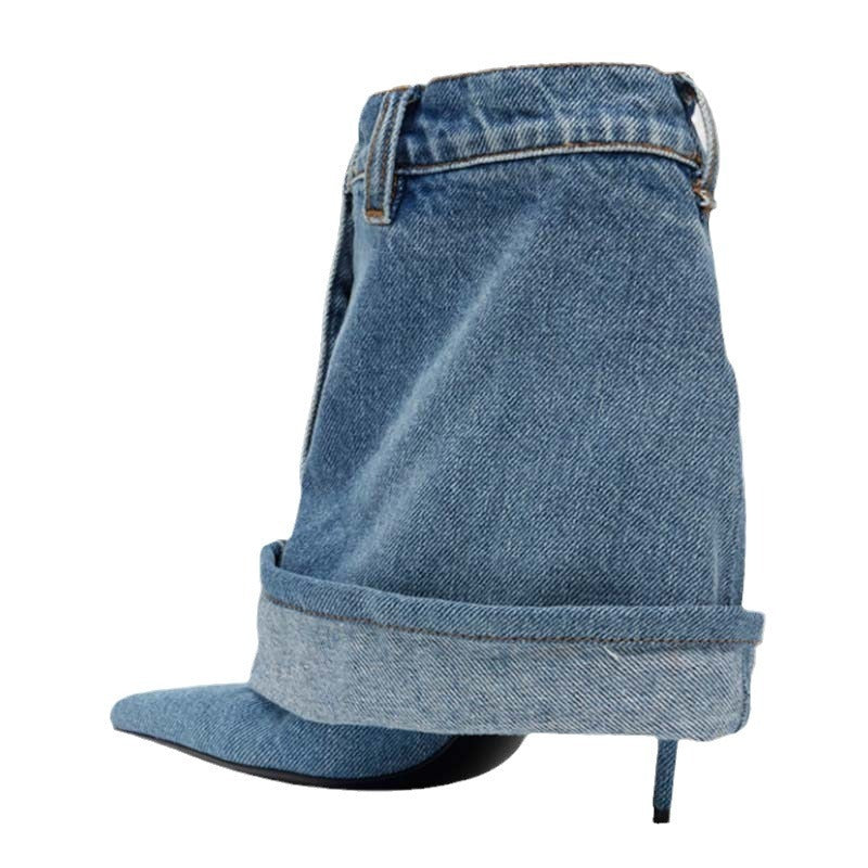 Bottines à talons aiguilles et jupe-pantalon en denim délavé à bout pointu