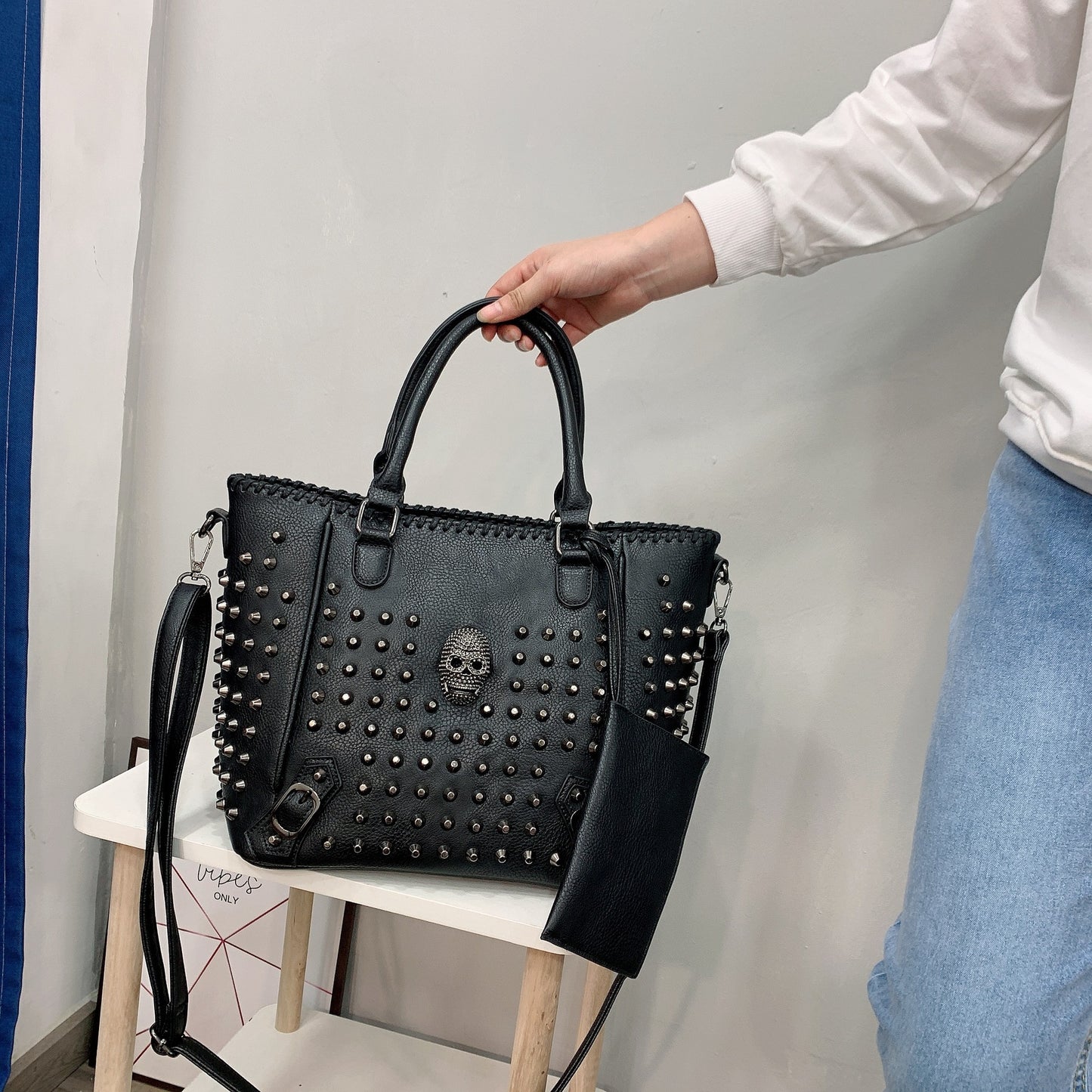 Sac à main tendance à une épaule avec rivets en diagonale et tête de mort