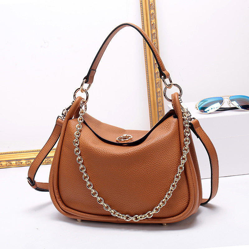 Bolso de mano de cuero con cadena y puntera para dama