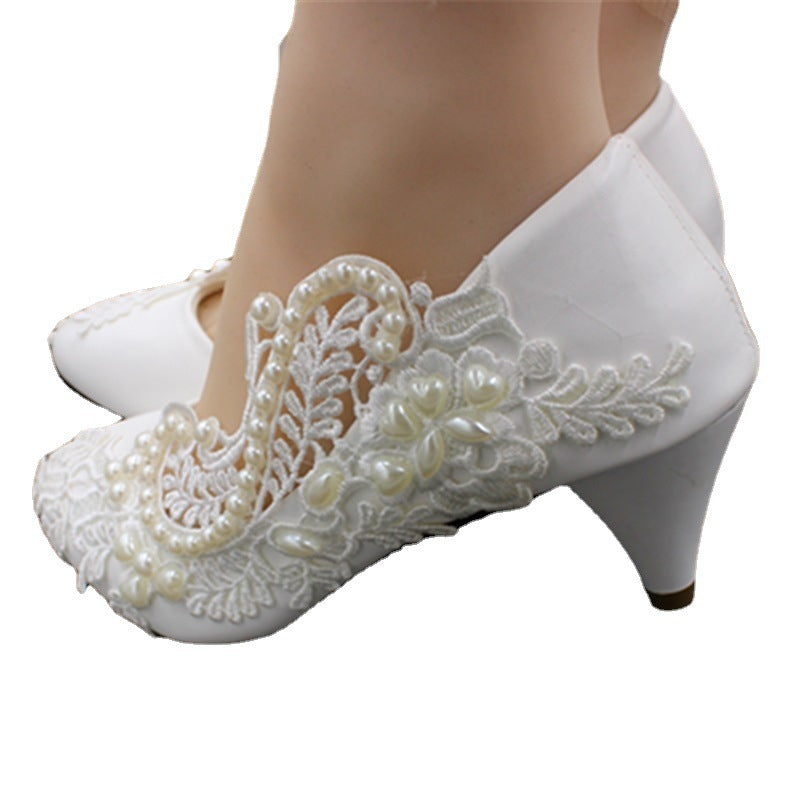 Zapatos de boda blancos grandes con perlas