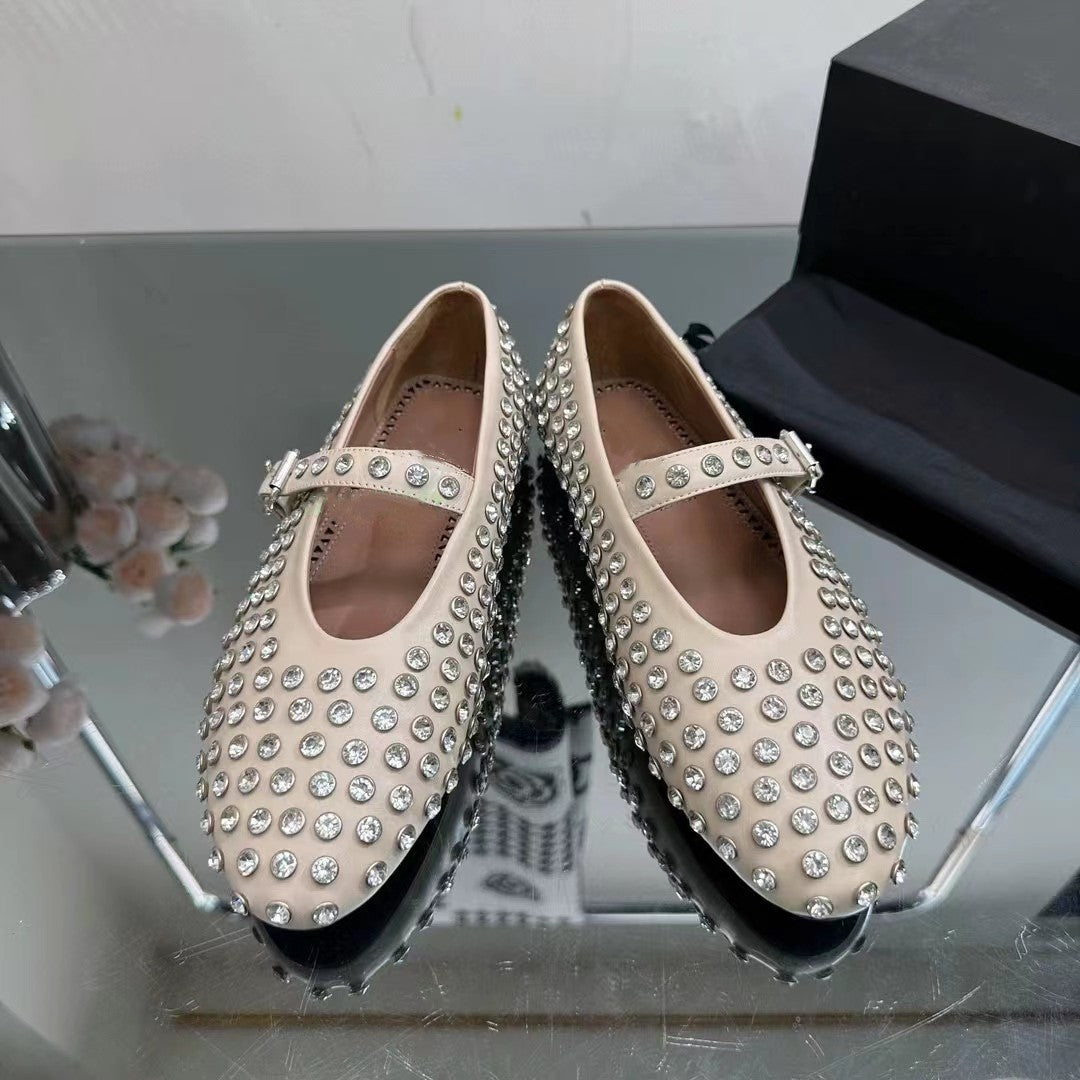 Chaussures à bout rond avec rivets et diamants