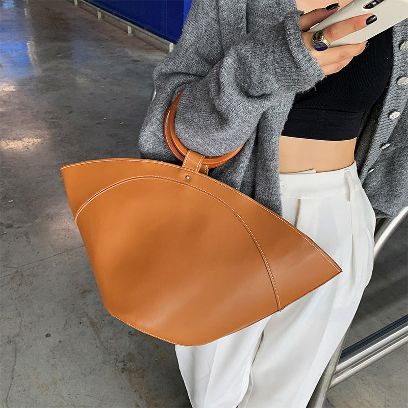 Bolso de mano de gran capacidad con forma de abanico, sencillo y con diseño pequeño de aro de madera